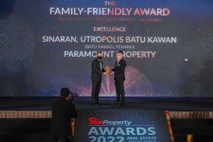 Ooi Hun Peng receiving award StarProperty Award