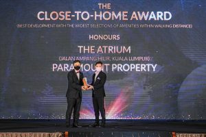 Chee Siew Pin receiving award at StarProperty Awards