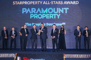 Jeffrey Chew receiving award at Star Property Awards