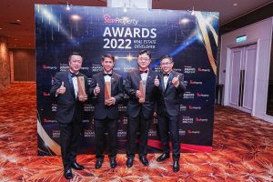 Jeffrey Chew Chee Siew Pin Ooi Hun Peng posing at StarProperty Awards