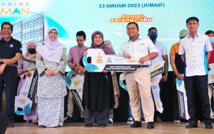 Menteri Besar of Selangor Dato' Seri Amirudin Shari handing over a mock key to a Rumah Selangorku buyer