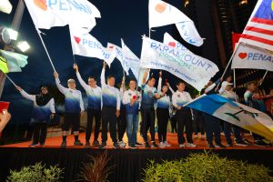 Paramount Property Northern Region CEO Ooi Hun Peng and Penang State Exco for Youth and Sports Soon Lip Chee; Penang Chief Minister Chow Kon Yeow holding the Penang flag and Yang di-Pertua Negeri Pulau Pinang Tun Dato’ Seri Utama Ahmad Fuzi Razak holding the Malaysia flag.