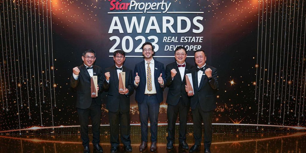 Jeffrey Chew, Benjamin Teo, Chee Siew Pin, Ooi Hun Peng and Wang Chong Hwa all smiles as they pose with the awards