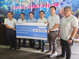 Paramount Property presenting mock cheque to SJK C Kuang Yu