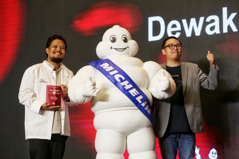 Dewakan receiving two Michelin star