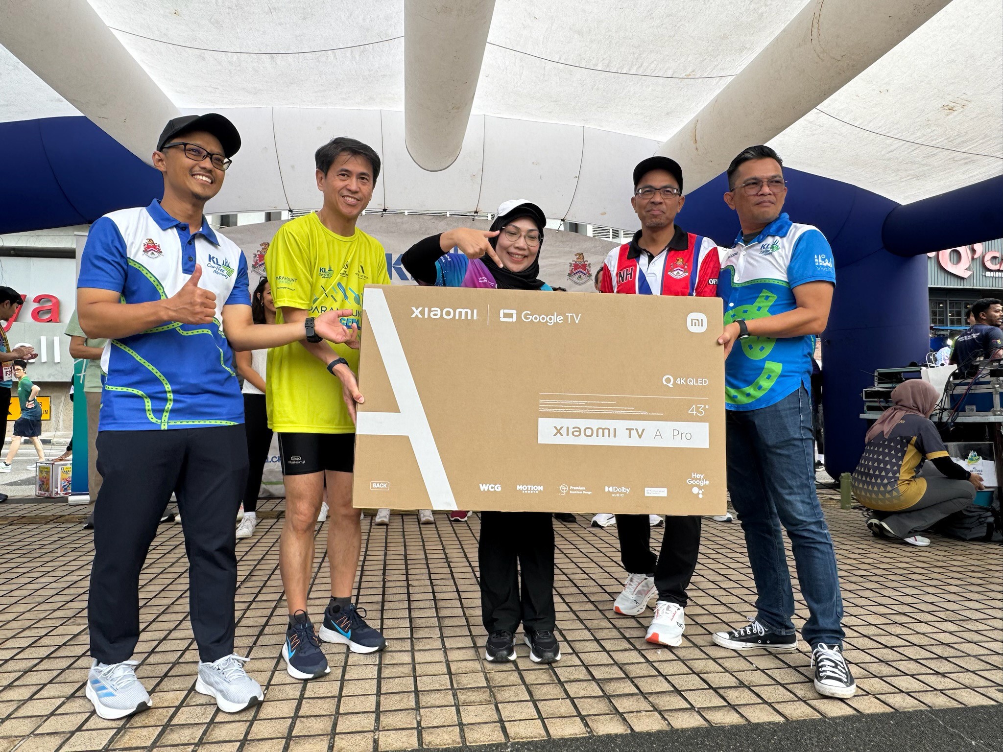 Jeffrey Chew presenting prize to lucky draw winner at KLCFM