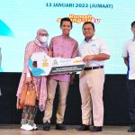 Selangor MB and Jeffrey Chew handing over keys to proud owners of Kemuning Idaman