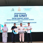 Selangor MB and Jeffrey Chew handing keys over to LPHS