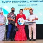 Selangor MB and Jeffrey Chew handing keys over to owner of Kemuning Idaman