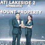 Chee Siew Pin receiving award the Family Friendly Award Landed award for Sejati Lakeside2