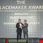 Chee Siew Pin receiving award from The Star CEO